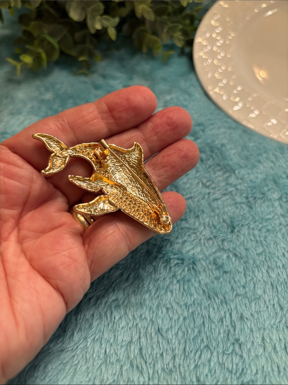 Beach Ocean Sea Life Crystal Encrusted Whale Brooch Pin NWT 2.75x1.75โ - Picture 12 of 15